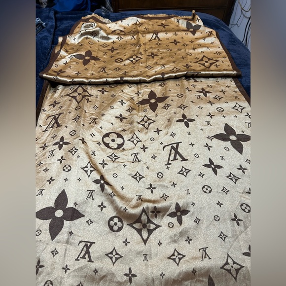 Authentic Louis Vuitton silk scarf. Beautifuliful! - Picture 5 of 15